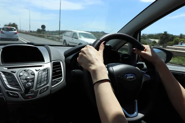 Kobiety jeżdżące Fordem Fiestą na autostradzie N2 — Zdjęcie stockowe