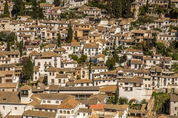 Grande ângulo de tiro de edifícios brancos de uma cidade construída ao lado do outro durante o dia — Fotografia de Stock