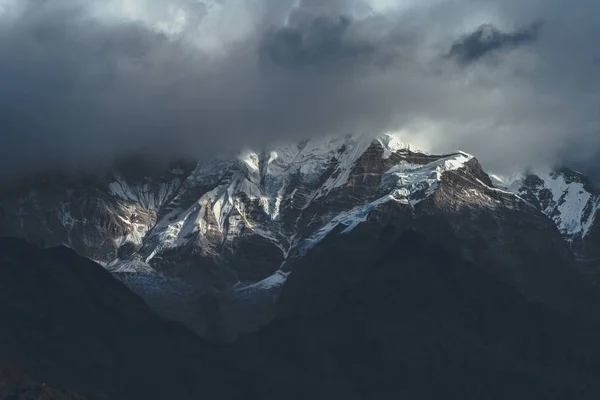 Bonito tiro da montanha Himalaia nas nuvens — Fotografia de Stock