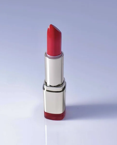 Ficha vertical de labios rojos en una superficie blanca — Foto de Stock