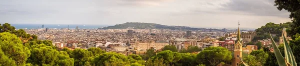 Uno dei posti migliori per ammirare Barcellona è dall'alto del Parco Guell . — Foto Stock