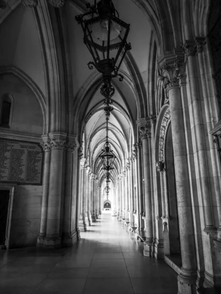 Fontána vedle sochy v Schonbrunner Schloss Parku ve Vídni, Rakousko — Stock fotografie