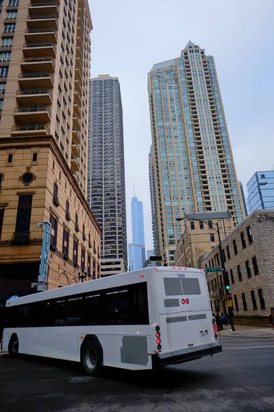 Scatto verticale di grattacieli moderni e un autobus bianco — Foto Stock