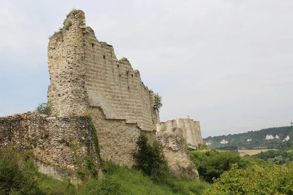 Arka planda gri gökyüzü olan Fransa 'daki bir şatonun kalıntılarının alçak açılı görüntüsü. — Stok fotoğraf