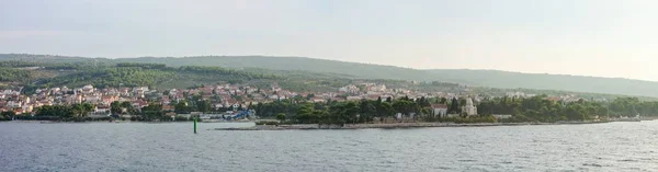 Shot of Supetar port w spokojnym Adriatyku, Chorwacja w ciągu dnia — Zdjęcie stockowe