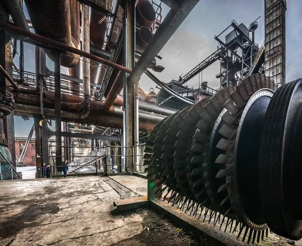 Een Prachtig Uitzicht Een Industrieel Gebouw Vol Pijpen Metalen Staven — Stockfoto