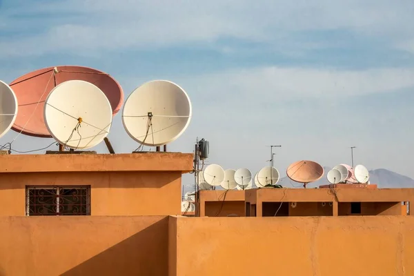 Plan grand angle d'antennes paraboliques blanches sur le toit d'un bâtiment — Photo