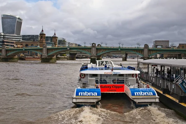 Thames Nehri 'ndeki rıhtımdan ayrılan bir nehir turu teknesi. Bu popüler bir turizm merkezi. — Stok fotoğraf