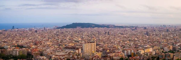 Barselona 'yı görmek için en iyi yerlerden biri Park Guell' in tepesindedir.. — Stok fotoğraf