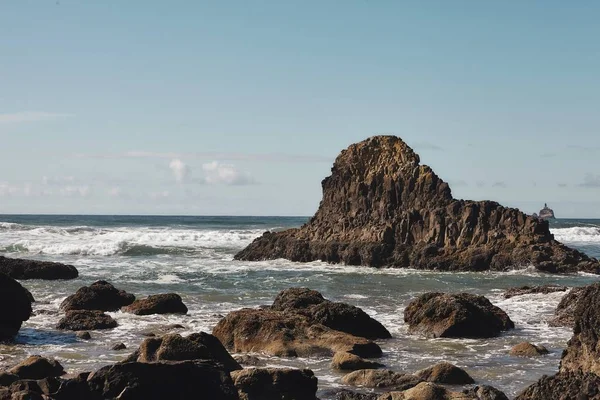 Paisaje de rocas en la costa del noroeste del Pacífico en Cannon Beach, Oregon —  Fotos de Stock