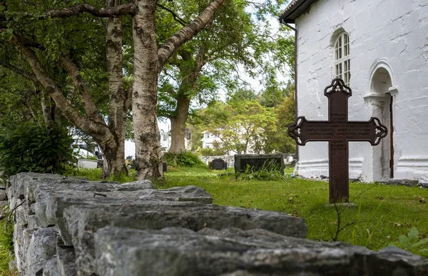 Cementerio en el patio de una iglesia alrededor de Alesund, Noruega durante el verano. — Foto de Stock