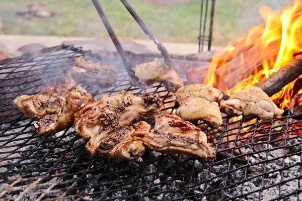 Ένα Πλάνο Υψηλής Γωνίας Νόστιμο Κρέας Ψήνεται Στη Φωτιά Μπάρμπεκιου — Φωτογραφία Αρχείου