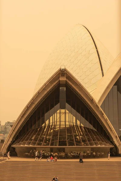 Vista de Opera House en la tarde nebulosa debido a uno de los peores incendios forestales en la historia del NSW . — Foto de Stock