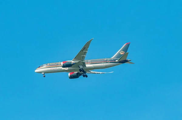 Royal Jordanian Boeing 787-8 Dreamliner, Jy-Bah, προσεγγίζοντας το αεροδρόμιο Heathrow του Λονδίνου 5 Απριλίου 2017 — Φωτογραφία Αρχείου