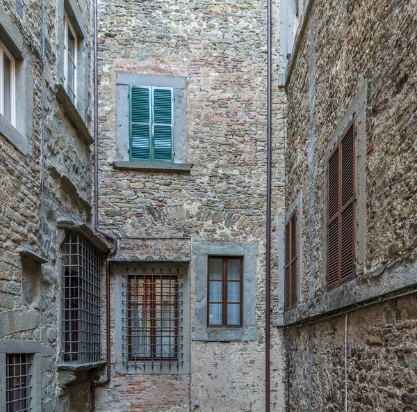 Die Schönen Steinmauern Alter Gebäude Mit Metall Und Holzfenstern — Stockfoto