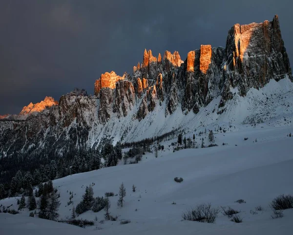 Paysage à couper le souffle des rochers enneigés à Dolomiten, Alpes italiennes en hiver — Photo