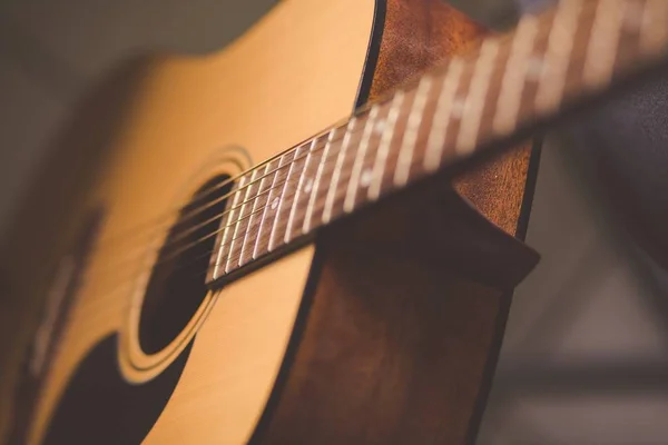 Крупним планом знімок коричневого гітарного інструменту з розмитим тлом — стокове фото