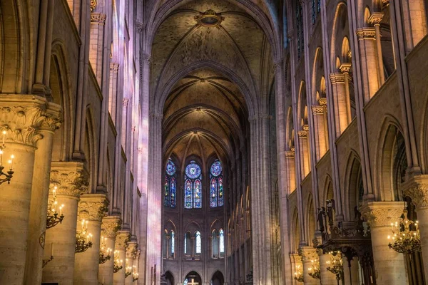 Vue fascinante de la cathédrale Notre-Dame de Paris en France la nuit — Photo