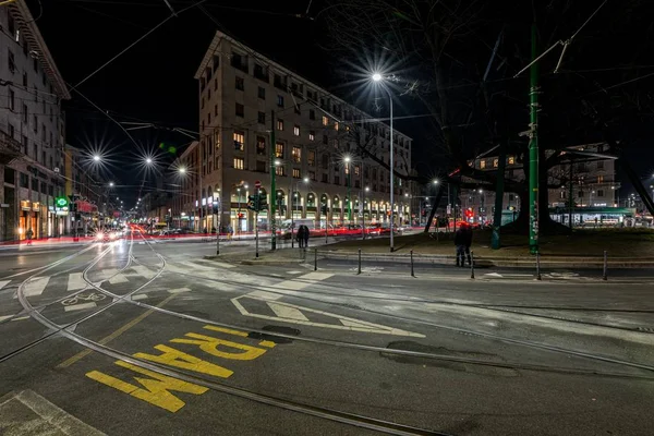 Krásný záběr tramvaje v navigační čtvrti Milán Itálie během zimního večera — Stock fotografie