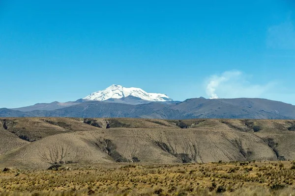 Cerros arenosos en una zona desierta con el cielo puro en segundo plano. —  Fotos de Stock