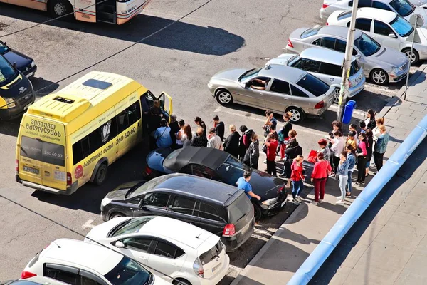 Egy csoport turista szállt fel egy minibuszra.. — Stock Fotó