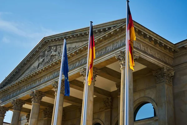 Μια Κατώτατη Άποψη Του Leineschloss Και Σημαίες Στο Ανόβερο Γερμανία — Φωτογραφία Αρχείου