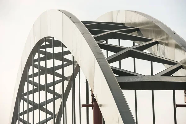 Gros plan de la partie supérieure d'un pont métallique pendant la journée — Photo