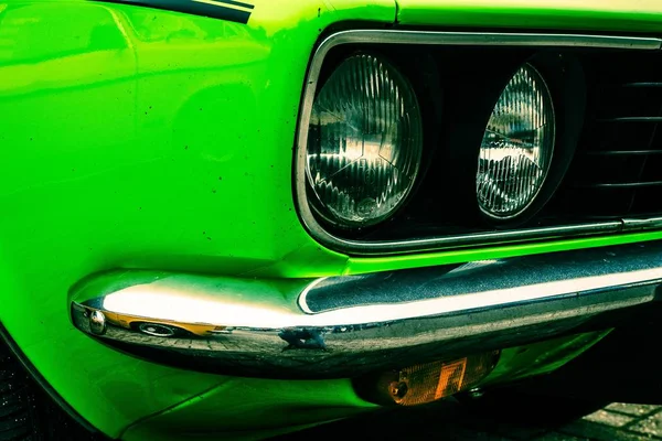 Nahaufnahme des vorderen Teils eines grünen Autos — Stockfoto