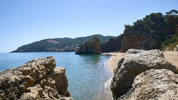Βράχοι στην ακτή της θάλασσας στη δημόσια παραλία Playa Illa Roja στην Ισπανία — Φωτογραφία Αρχείου