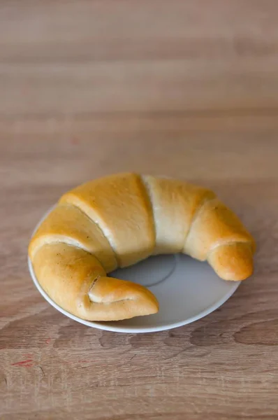 Tiro Vertical Croissant Uma Pequena Placa Branca — Fotografia de Stock