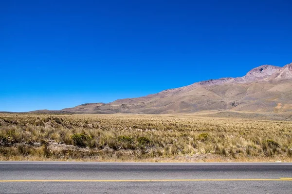 Hoge hoek opname van een snelweg in de buurt van de heuvels in een verlaten gebied — Stockfoto