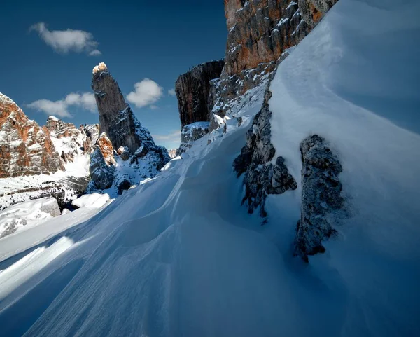 冬は雪に覆われたイタリアアルプスのドロミテンの岩 — ストック写真