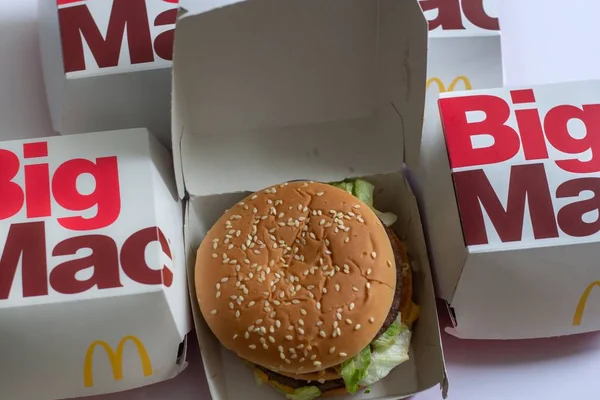 Multiple Big Mac Mcdonald 's Burger na sprzedaż w Niemczech, Fast food hype — Zdjęcie stockowe