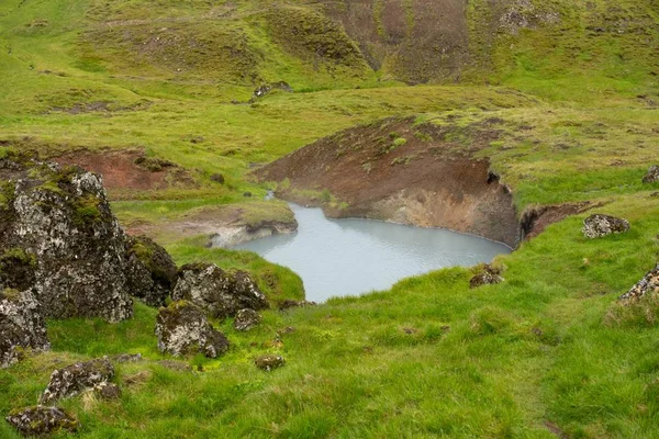 Bela vista da água fervente em uma área geotermicamente ativa em altas montanhas da Islândia — Fotografia de Stock