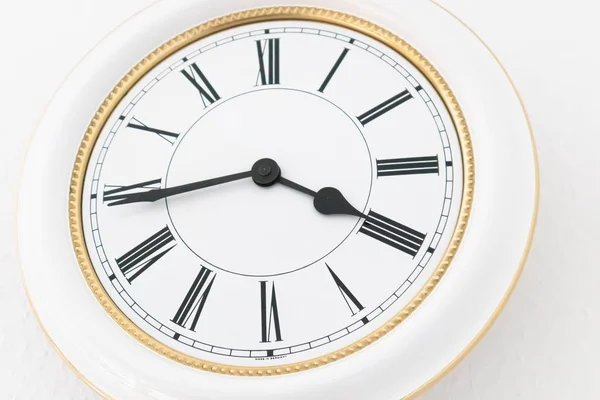 Снимок настенных часов с белыми римскими цифрами — стоковое фото