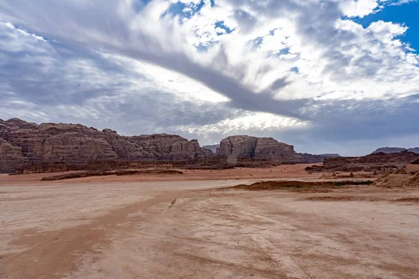 Ευρεία γωνία λήψης της προστατευόμενης περιοχής Wadi Rum στην Ιορδανία κατά τη διάρκεια της ημέρας — Φωτογραφία Αρχείου