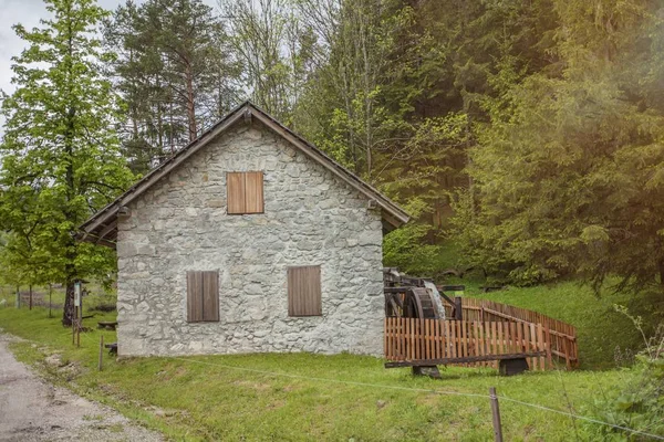 Stenen huis met watermolen op het platteland in Slovenië — Stockfoto