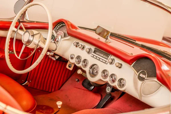 Parte frontal del interior rojo de un coche, incluida la rueda de dirección blanca — Foto de Stock