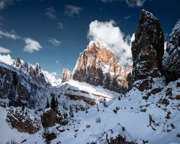 Dolomiten 'deki karlı kayaların nefes kesici manzarası, kışın İtalyan Alpleri. — Stok fotoğraf