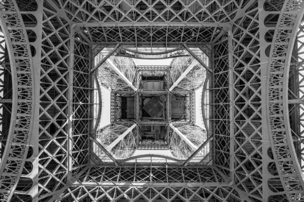 Blick von unten auf den Eiffelturm in grauen Farben — Stockfoto