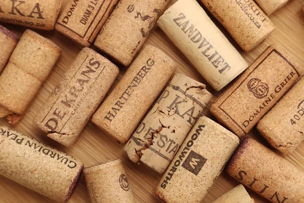 Weinflaschenkorken aus verschiedenen südafrikanischen Weingütern. — Stockfoto