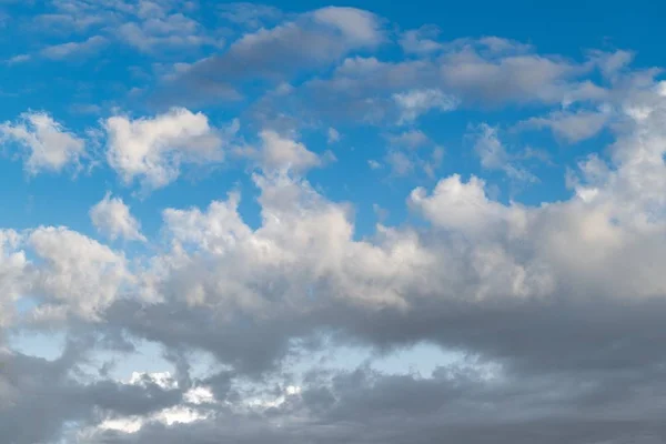 Indah langit biru dengan awan putih tergantung — Stok Foto