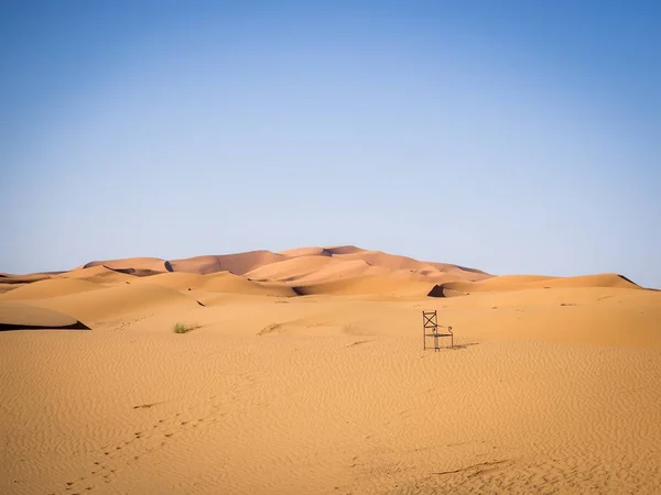 Σαχάρα έρημος κάτω από το φως του ήλιου και ένα γαλάζιο ουρανό στο Μαρόκο στην Αφρική — Φωτογραφία Αρχείου