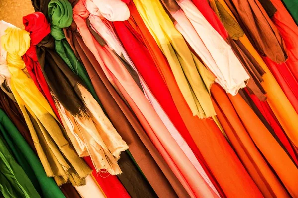 Close-up shot van veelkleurige kledingstukken naast elkaar — Stockfoto