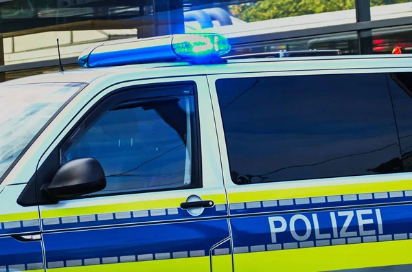 黄色と青のストライプの白い警察の車の閉鎖ショット — ストック写真