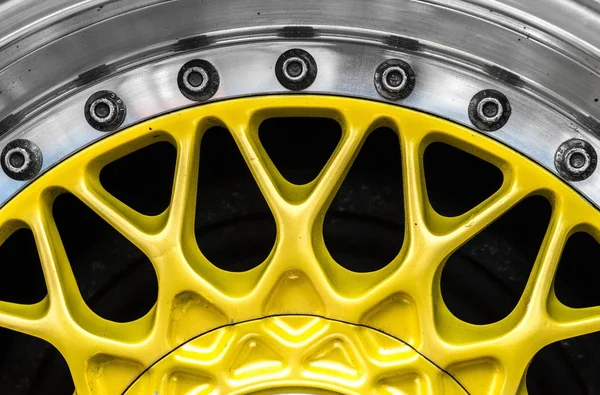 車の黄色い金属製のハブの閉鎖ショット — ストック写真