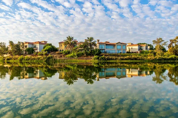 Lac Aux Reflets Immeubles Arbres Dubaï Émirats Arabes Unis Sous — Photo