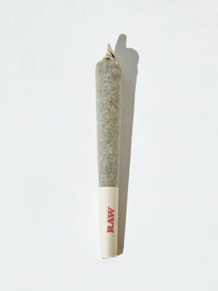 Articulações de cânhamo / Cannabis CBD / THC em fundo branco — Fotografia de Stock