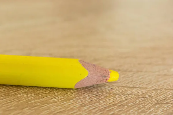 Encerramento tiro de um lápis de desenho amarelo em uma superfície de madeira — Fotografia de Stock