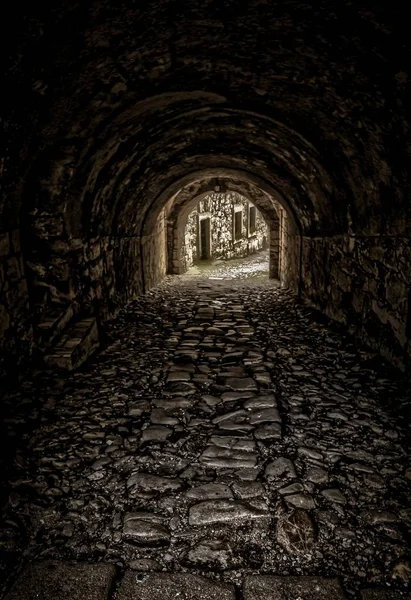 Een Verticaal Schot Van Een Lege Tunnel Naar Gebouwen — Stockfoto